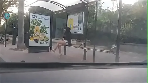 Büyük bitch at a bus stop mega Klip