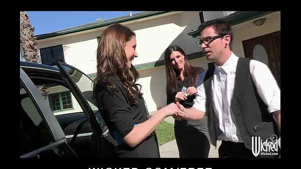 Pair of sisters bribe their car salesman into a threesome đoạn clip lớn