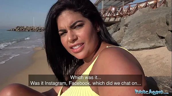 Gros Agent public Une date aveugle pour Latina avec d'énormes seins naturels méga-clips
