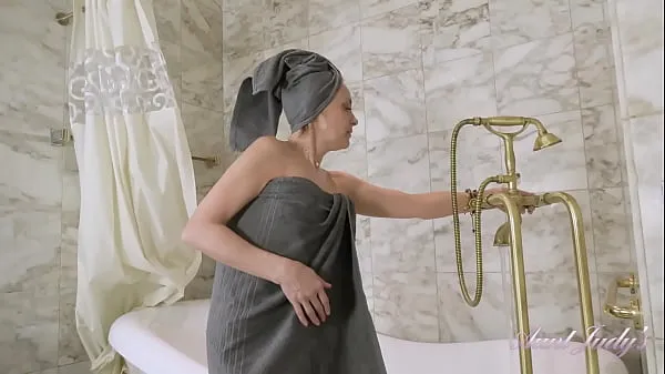 Большие 52-летняя Миссис Герда с волосатой киской мастурбирует в горячей ванне в любительском видео мегаклипы