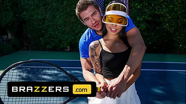 Grote Xander Corvus) Massages (Gina Valentinas) Foot To Ease Her Pain They End Up Fucking - Brazzers megaclips