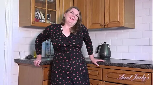 Большие Грудастая 50-летняя толстушка Rachel шалит на кухне мегаклипы