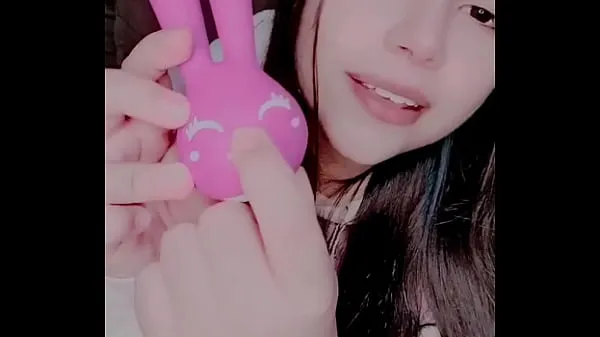 Good girl receives a cute rabbit toy đoạn clip lớn