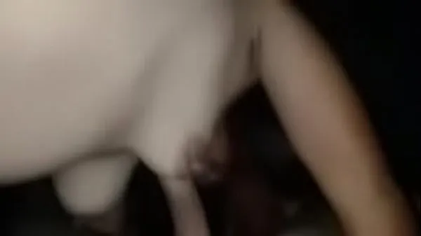 Spreading the big girl's pussy, stuffing the cock in her pussy, it's very exciting, fucking her clit until the cum fills her pussy hole, her moaning makes her extremely aroused đoạn clip lớn