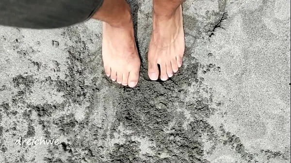 مقاطع كبيرة playing with my feet on the beach ضخمة