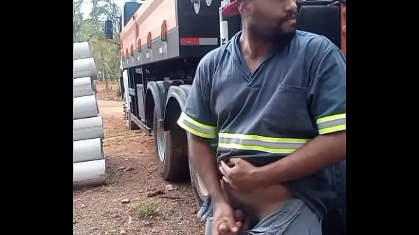 Klip berukuran Worker Masturbating on Construction Site Hidden Behind the Company Truck besar
